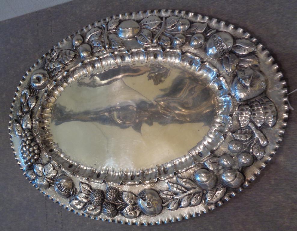Vassoio in argento con bordo sbalzato a (1 of 1)