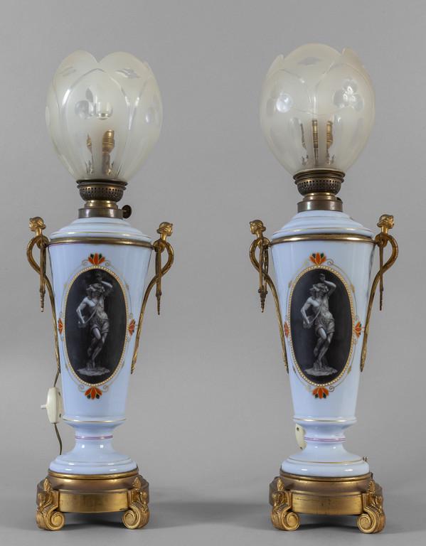 Coppia di lumi a petrolio in opaline azzurra (1 of 1)