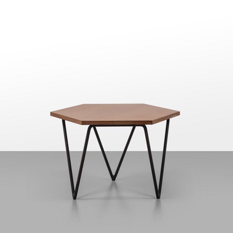 GIO PONTI Un tavolino per ISA, Bergamo, anni: GIO PONTI Un tavolino per ISA, Bergamo, anni "50-"60 Tondino di acciaio piegato e verniciato, legno impiallacciato in noce. Etichetta della manifattura Altezza cm 39, diametro cm 60. A coffee table ma