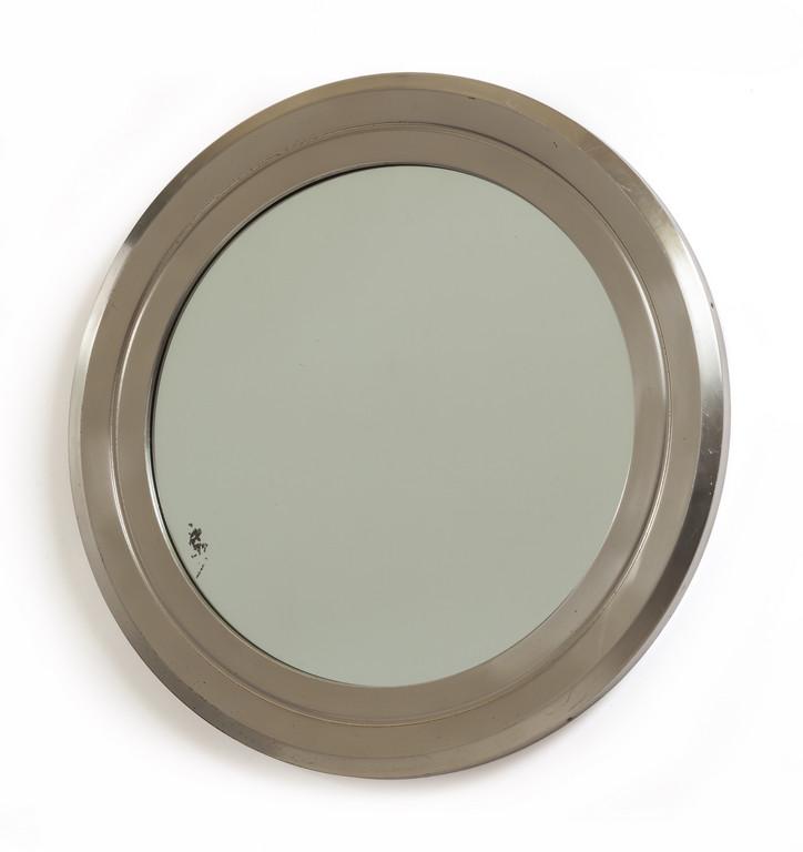 GIANFRANCO MOSCATELLI Uno specchio da parete: GIANFRANCO MOSCATELLI Uno specchio da parete per FORMANOVA, anni "60. Acciaio nichelato, cristallo argentato. Diametro cm 90.