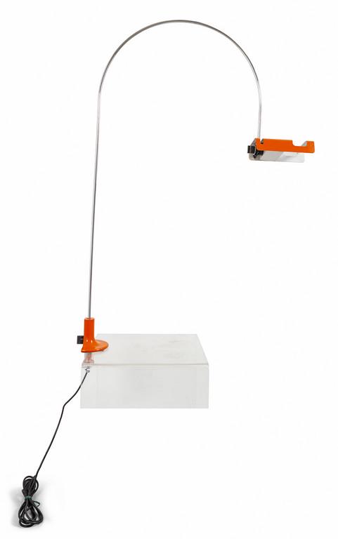 JOE COLOMBO  Una lampada da tavolo a morsetto (1 of 1)