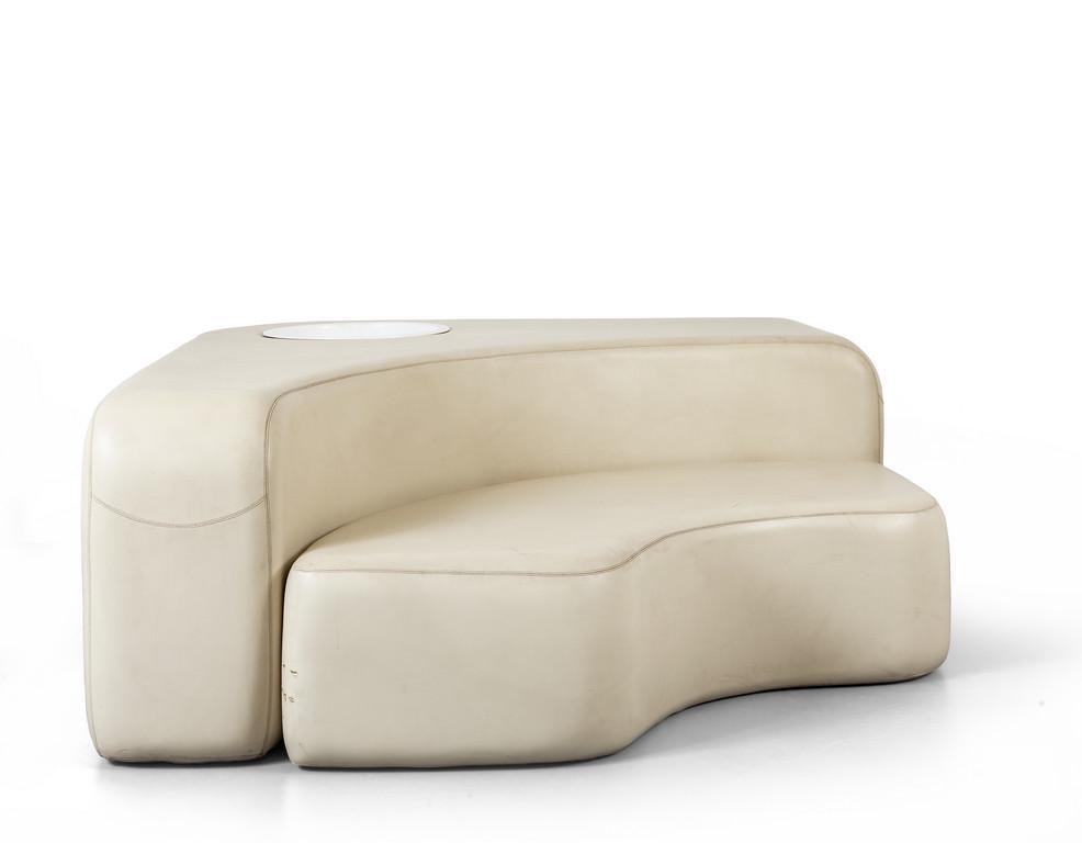 UN DIVANO, anni "70.  Composto da due blocchi (1 of 3)