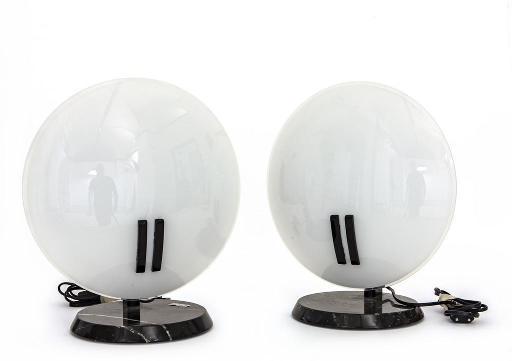 BRUNO GECCHELIN Due lampade da tavolo della: BRUNO GECCHELIN Due lampade da tavolo della serie "Perla" per O-LUCE, anni "80. Acciaio verniciato, vetro bianco con perimetro in cristallo e canne di vetro nero applicate. Etichetta della Manifattura