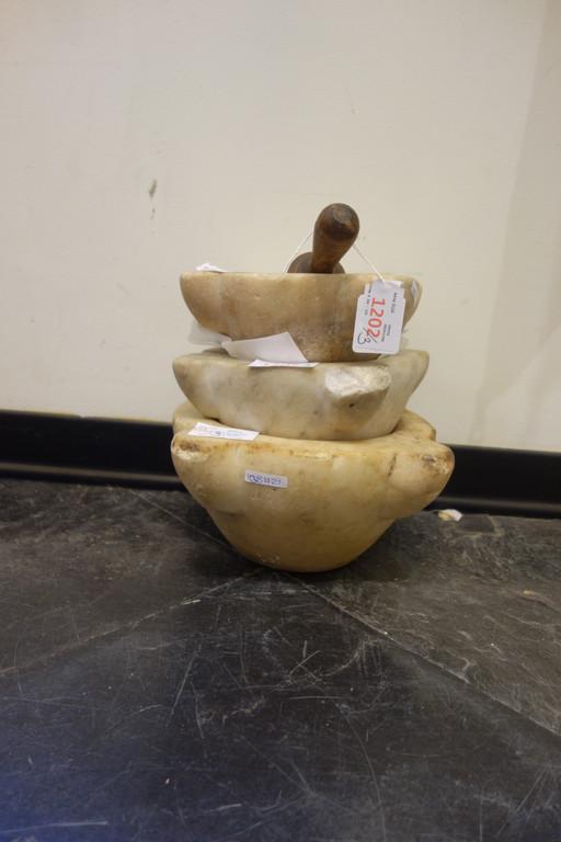 Due mortai in marmo e uno in alabastro con un (1 of 1)