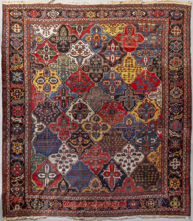 Grande tappeto decorato a rombi in policromia, (1 of 3)