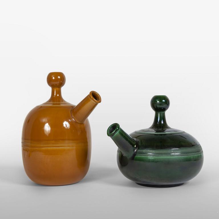 AMBROGIO POZZI Due contenitori per liquidi: AMBROGIO POZZI Due contenitori per liquidi della serie 'Shopping' per CERAMICA FRANCO POZZI, 1964-1965. Ceramica formata a stampo, incisa, smalto lucido. Marcati 'Ceramica Franco Pozzi Gallarate Italy
