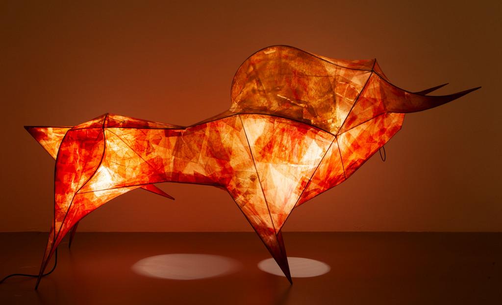 TOM DIXON Una scultura luminosa, un prototipo: TOM DIXON Una scultura luminosa, un prototipo realizzato in due esemplari, esecuzione CAPPELLINI, fine anni '70. Tondino di acciaio e carta di riso. Altezza cm 110, larghezza 60, lunghezza 220. An ill