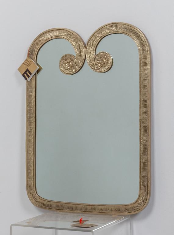 ANGELO BROTTO Uno specchio da parete modello: ANGELO BROTTO Uno specchio da parete modello 'Consuelo' per ESPERIA, anni '70. Fusione di ottone, cristallo argentato. Cartellino della Manifattura, firma dell'Autore. Cm 88 x 64. A 'Consuelo' wall mi