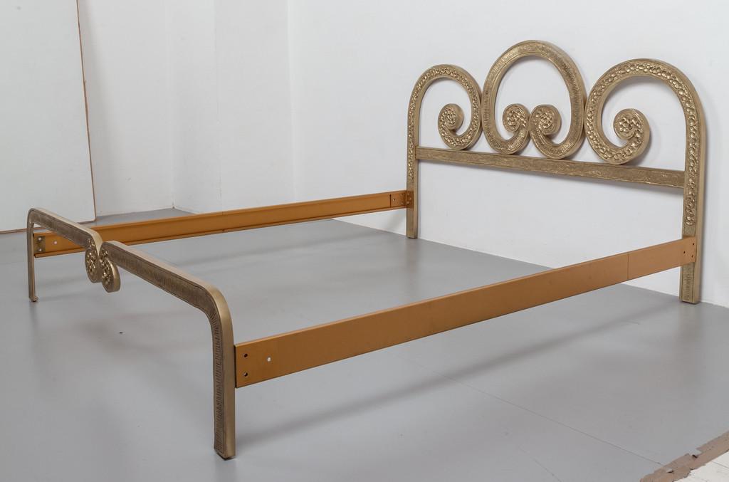 ANGELO BROTTO Un letto modello 'Consuelo' per: ANGELO BROTTO Un letto modello 'Consuelo' per ESPERIA, anni '70. Struttura di acciaio verniciato, testiera e pediera in fusione di ottone. Cartellino della Manifattura. firma dell'Autore. Altezza cm 1