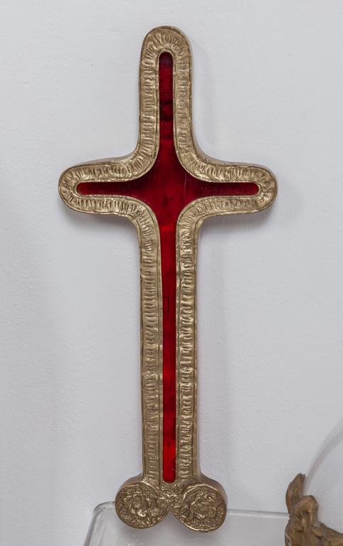 ANGELO BROTTO Un crocifisso modello 'Consuelo': ANGELO BROTTO Un crocifisso modello 'Consuelo' per ESPERIA, anni '70. Fusione di ottone, vetro rosso formato in stampo. Cartellino ed etichetta della Manifattura. Cm 39 x 16. Spessore cm 1,5. A 'Consu