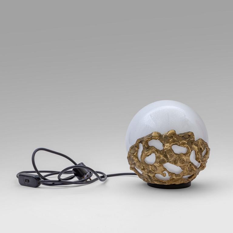 ANGELO BROTTO Una lampada da tavolo modello: ANGELO BROTTO Una lampada da tavolo modello 'Natalia' per ESPERIA, anni '70. Acciaio verniciato, fusione di ottone, vetro a bollicine. Altezza cm 21, diametro cm 20. A 'Natalia' table lamp manufacture