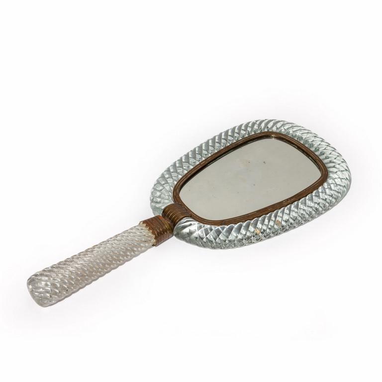 VENINI, anni '30. Uno specchio a mano in: VENINI, anni '30. Uno specchio a mano in cristallo ritorto e ottone. Lunghezza cm. 33.