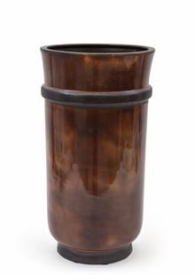 RICHARD-GINORI SAN CRISTOFORO Un vaso modello: RICHARD-GINORI SAN CRISTOFORO Un vaso modello 6329, decoro 619, circa 1935. Terraglia forte, formatura a stampo, smalto lucido. 'Richard-Ginori Fabbricato in Italia' e con il simbolo grafico della Man