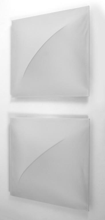 KAZUHIDE TAKAHAMA Due lampade da parete: KAZUHIDE TAKAHAMA Due lampade da parete 'Saori' per SIRRAH, 1973. Alluminio, plastica, tessuto elasticizzato. Cm 62 x 62. Letteratura: Accademia di Belle Arti di Brera, Dino Gavina Ultrarazionale Ultr