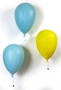 YVES CHRISTIN Tre lampade da tavolo, parete o: YVES CHRISTIN Tre lampade da tavolo, parete o soffitto 'Ballon' per BILUMEN, anni '80. Policarbonato. Marchio impresso. Altezza cm 36 , larghezza 52, profondità .