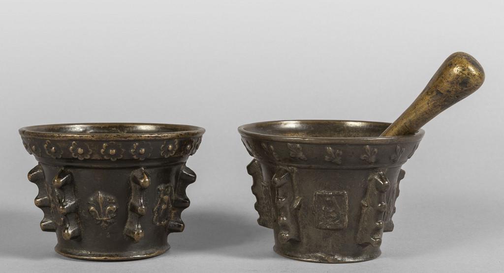 Due mortai in bronzo brunito, uno con pestello, (1 of 1)
