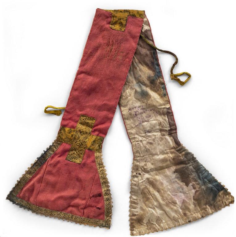 HERMANN NITSCH (1938-2022) 56 Aktion: HERMANN NITSCH (1938-2022) 56 Aktion 30/11/1970 Milano stola di abito talare cm 49x49 firmato e datato al centro 56 Aktion 30/11/1970 Milano cassock stole 19,29x19,29 in signed and dated on the center