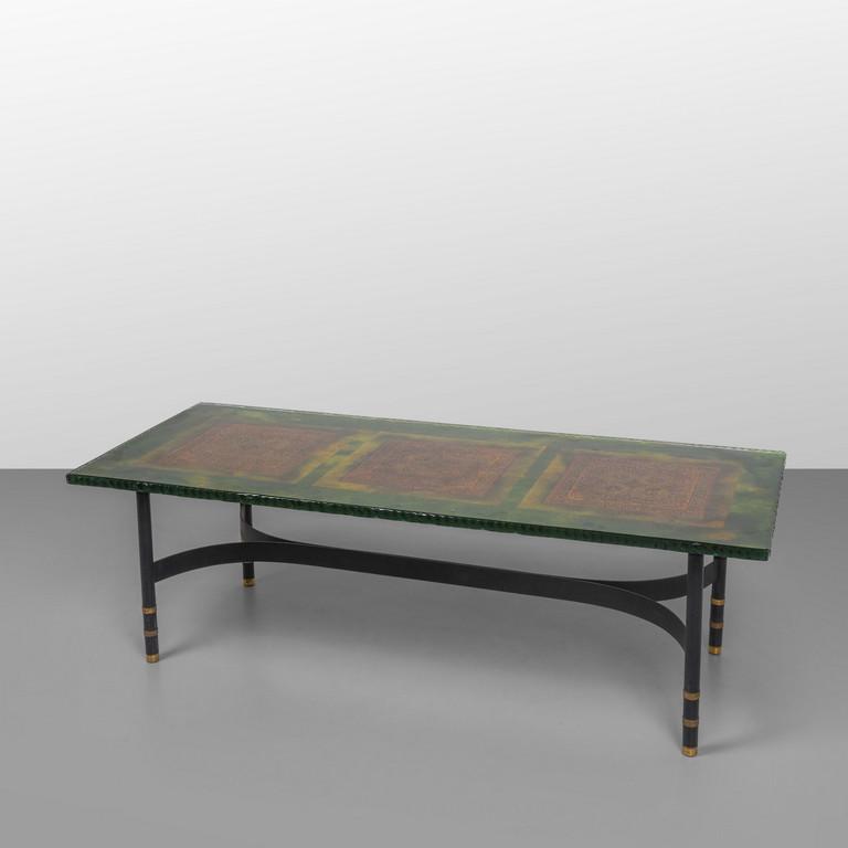 ERWIN WALTER BURGER Un tavolino, anni '60.: ERWIN WALTER BURGER Un tavolino, anni '60. Acciaio tubolare verniciato, ottone, cristallo inciso retro dipinto. Etichetta 'Kunstglas Burger' sotto il piano. Cm 37 (h) x 120 x 50. A coffee table, 1960'