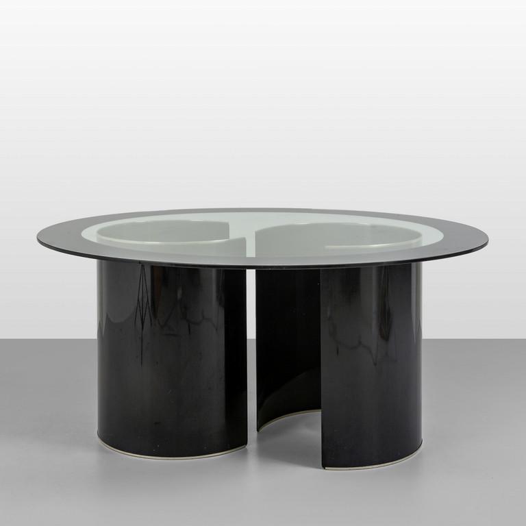 LUIGI CACCIA DOMINIONI, AZUCENA Un tavolo: LUIGI CACCIA DOMINIONI, AZUCENA Un tavolo 'Fascia Specchiata', 1970. Acciaio smaltato, ottone, cristallo con fascia argentata. Cm 72 x 140 x 130. A 'Fascia specchiata' ('mirrored band') dining table,