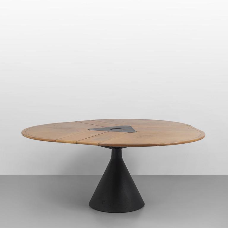 FRANCESCO FOIS, BERNINI Un tavolo ad assetto: FRANCESCO FOIS, BERNINI Un tavolo ad assetto variabile 'Click', 1986. Ghisa verniciata, legno impiallacciato in noce. Marchio della Manifattura impresso sul legno. Misure in conformazione circolare: a