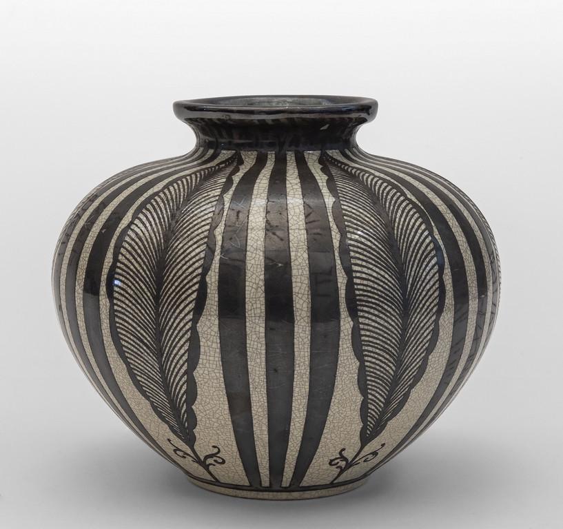 GUIDO ANDLOVIZ Un vaso modello '2499', 1942.: GUIDO ANDLOVIZ Un vaso modello '2499', 1942. Ceramica formata a stampo con smalto cavillato e applicazione di lamine di argento marcato 'Lavenia N.C. 2.42' e con il simbolo grafico della Manifattura.