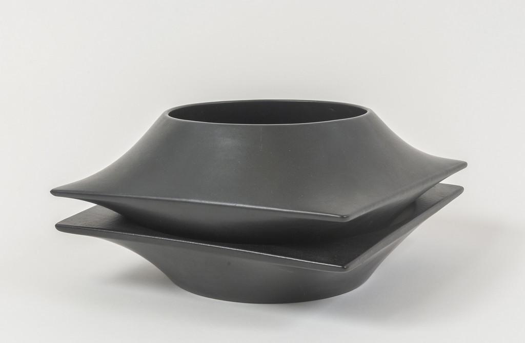 CERAMICA FRANCO POZZI (Editore) Un centro da: CERAMICA FRANCO POZZI (Editore) Un centro da tavola componibile, anni '60. Ceramica formata a stampo con smalto mat. Marchio della Manifattura. Cm 14 x 24 x 24