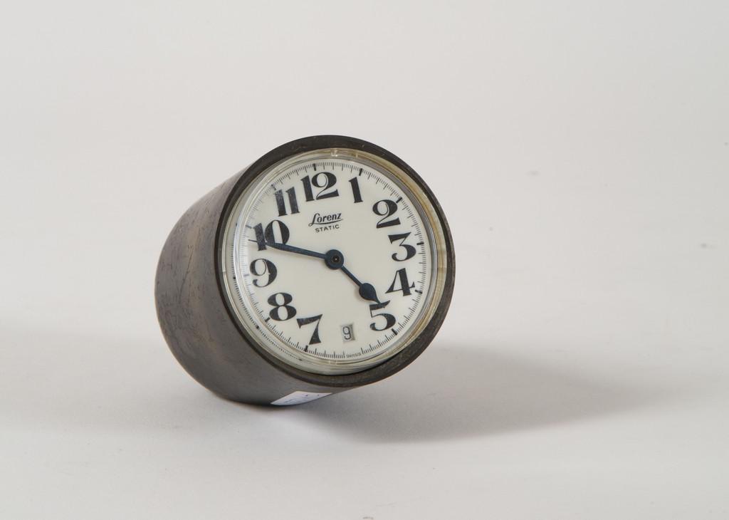 RICHARD SAPPER, LORENZ Un orologio da tavolo: RICHARD SAPPER, LORENZ Un orologio da tavolo 'Static', 1960 (premio Compasso d'oro 1960). Cassa di metallo spazzolato. Lunghezza cm 10, diametro cm 6,5. Letteratura: Abitare 251bis, pubblicitÃ .