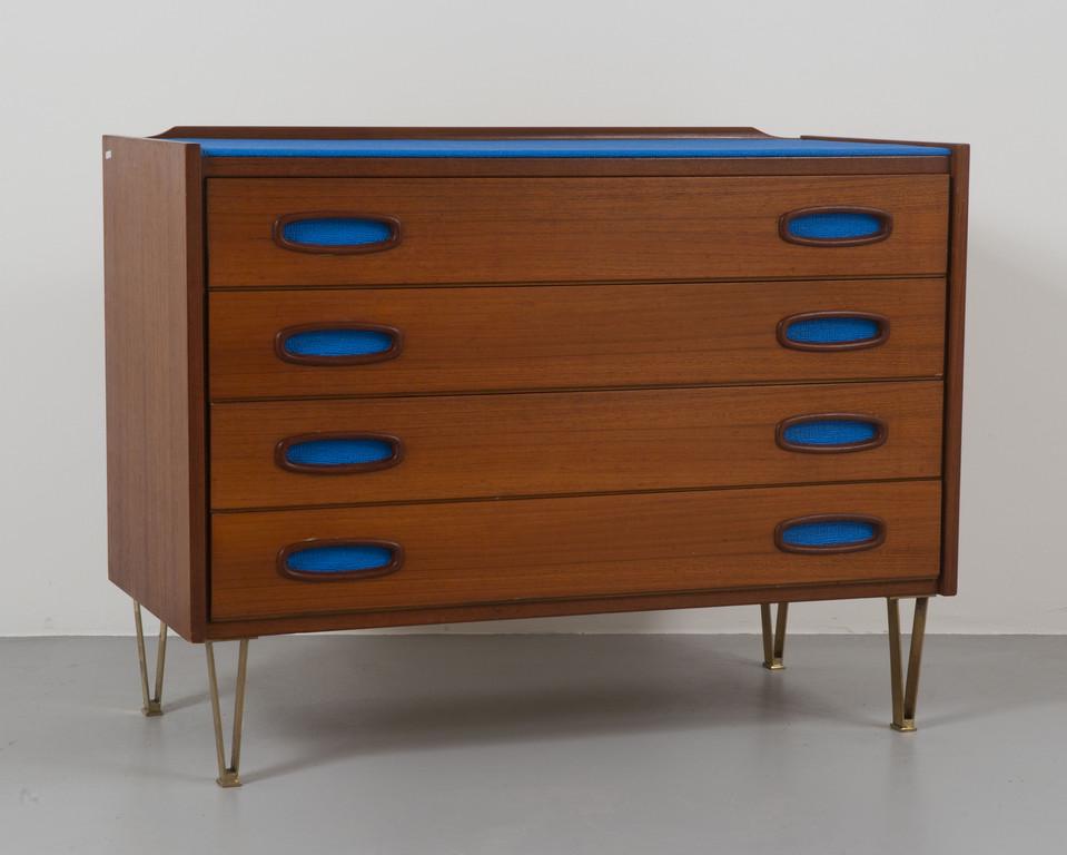 UNA CASSETTIERA, anni '60.  Legno di teak, (1 of 1)