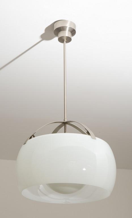 VICO MAGISTRETTI Una lampada a sospensione: VICO MAGISTRETTI Una lampada a sospensione 'Omega' per STUDIO ARTEMIDE, 1962. Ottone nichelato, vetro opalino. Altezza diffusore cm 34, diametro cm 40. Letteratura: Domus 399 (febbraio 1963), p. d/108