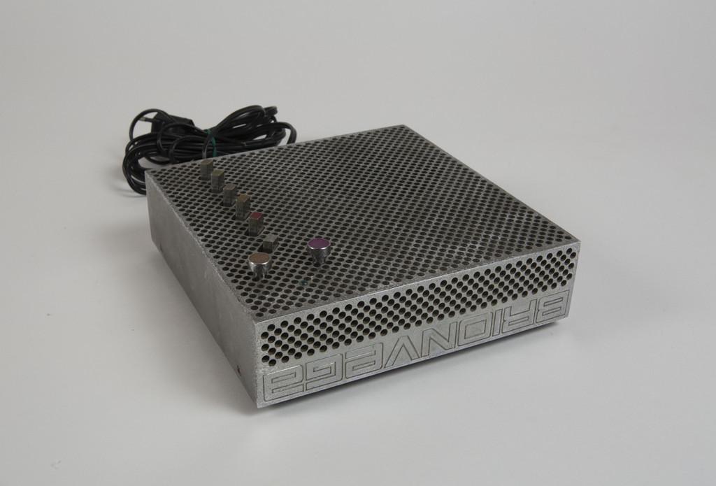 MARCO ZANUSO, RICHARD SAPPER, BRIONVEGA Un: MARCO ZANUSO, RICHARD SAPPER, BRIONVEGA Un ricevitore per filodiffusione modello 'fd 1102', 1969. Cassa in lega di zinco ('zama') cromata. Cm 19 x 19 x 5. Letteratura: Abitare 74 (aprile 1969), p. 60