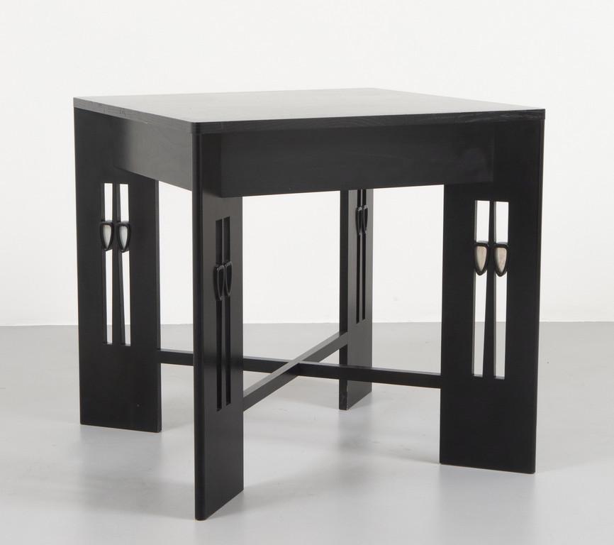 UN TAVOLO, anni '80. Legno laccato a poro: UN TAVOLO, anni '80. Legno laccato a poro aperto, madreperla. Cm 73 (h) x 73 x 73.
