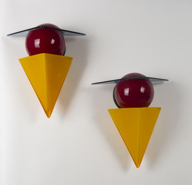 ADAM D. TIHANY, JOSEPH MANCINI, FOSCARINI Due: ADAM D. TIHANY, JOSEPH MANCINI, FOSCARINI Due lampade da parete 'Wassily of the wall', anni '80. Lamierino verniciato, vetro incamiciato soffiato in stampo, cristallo grigio sagomato e molato. Altezza