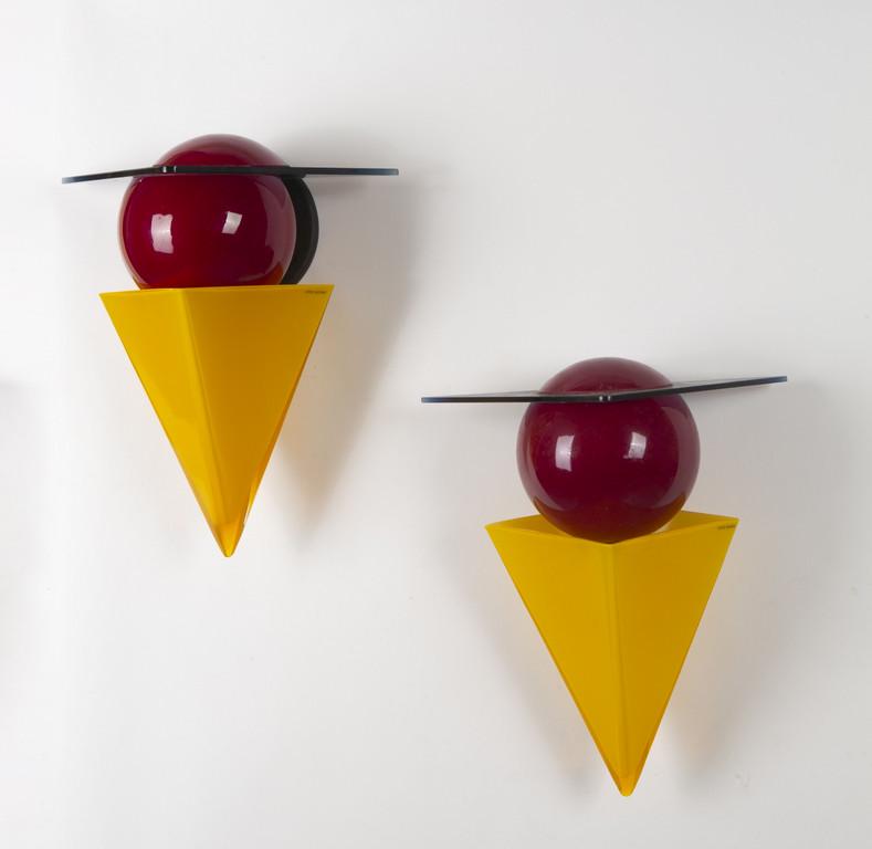 ADAM D. TIHANY, JOSEPH MANCINI, FOSCARINI Due: ADAM D. TIHANY, JOSEPH MANCINI, FOSCARINI Due lampade da parete 'Wassily of the wall', anni '80. Lamierino verniciato, vetro incamiciato soffiato in stampo, cristallo grigio sagomato e molato. Altezza