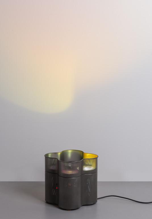 ERNESTO GISMONDI, ARTEMIDE Una lampada da: ERNESTO GISMONDI, ARTEMIDE Una lampada da tavolo 'Metamorfosi Esperia', anni '90. Lamierino traforato verniciato, quattro proiettori con filtri dicroici e telecomando. Altezza cm 26.