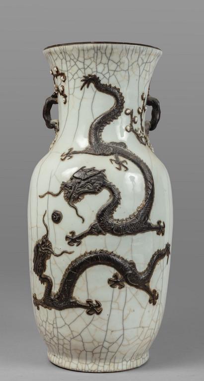 Vaso in porcellana a fondo bianco decorato con (1 of 2)