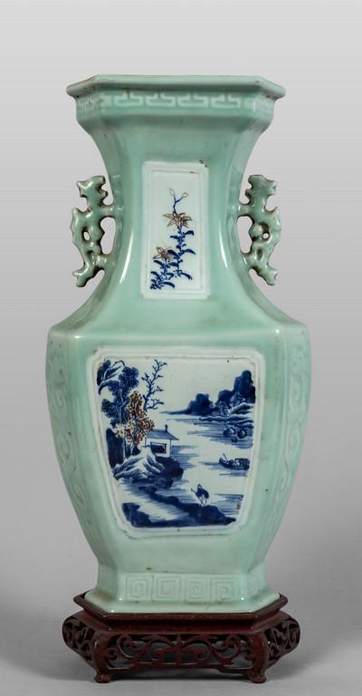 Vaso Celadon decorato in bianco, blu e marrone (1 of 1)