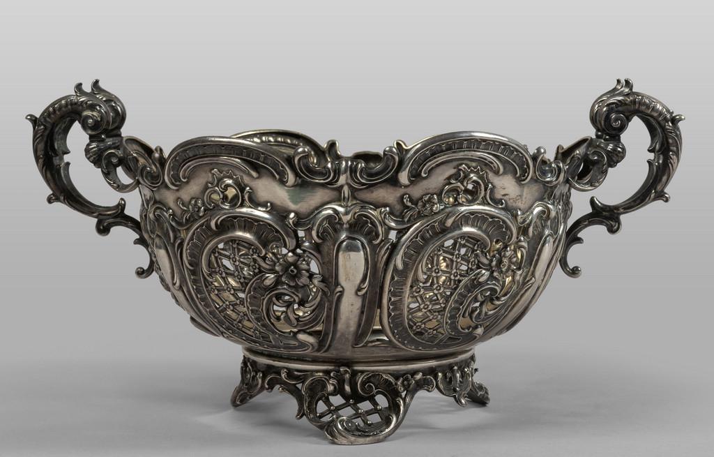 Coppa centrotavola in argento sbalzato e (1 of 1)