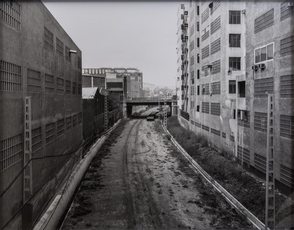 GABRIELE BASILICO (1944-2013) Paesaggio: GABRIELE BASILICO (1944-2013) Barcellona 1990stampa ai sali d'argento su carta baritatacm 90x115edizione di 15certificato di autenticitÃ firmato dall'artistaprovenienza: Collezione Remotti, MilanoB