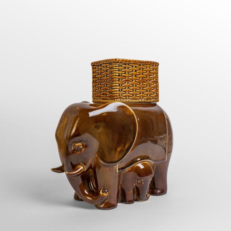 PIERO FORNASETTI, anni '60. Un elefante: PIERO FORNASETTI, anni '60. Un elefante portafiori. Porcellana con smalto cuoio. Etichetta 'Fornasetti Milano Made in Italy'. Cm 26 (h) x 24 x 13. A flower pot. Glazed porcelain. Original Manufacturer