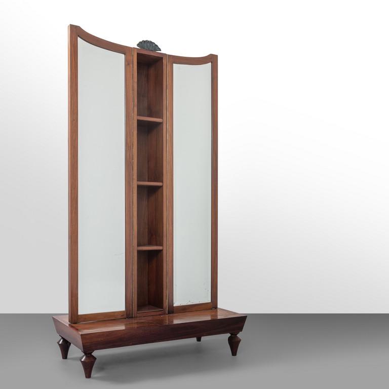 GIO PONTI, EMILIO LANCIA, LA RINASCENTE, fine: GIO PONTI, EMILIO LANCIA, LA RINASCENTE, fine anni '20. Uno specchio ad ali mobili della collezione 'Domus Nova'. Legno impiallacciato noce, cristallo argentato, fregio in bronzo. Cm 178 (h) x 87 x 45