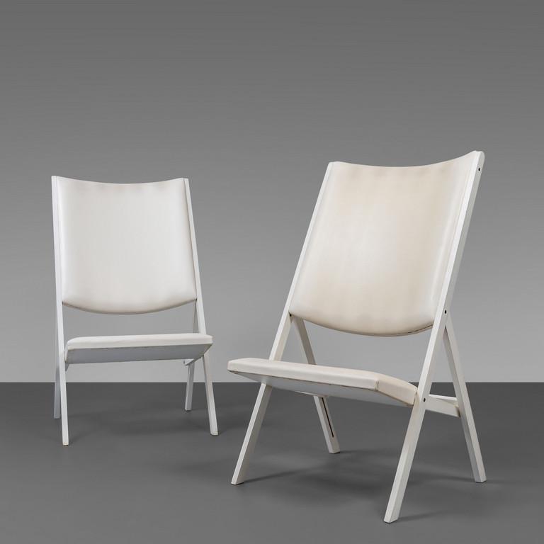 GIO PONTI, WALTER PONTI, 1971 Due sedie: GIO PONTI, WALTER PONTI, 1971 Due sedie 'Gabriela' della serie 'Apta'. Legno laccato, imbottiture rivestite in vinilpelle. Etichette 'Design Gio Ponti per Walter Ponti'. Altezza cm 105, larghezza 60,