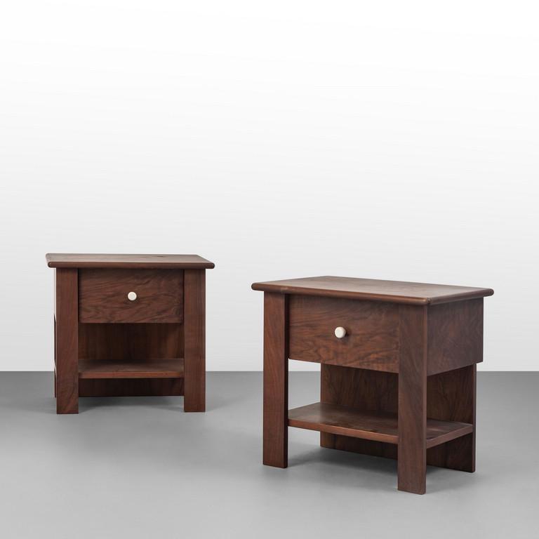 ANTONIO ROSSIN, BERNINI, anni '70 Due comodini: ANTONIO ROSSIN, BERNINI, anni '70 Due comodini modello '351'. Legno impiallacciato noce, maniglie di porcellana. Cm 47 (h) x 55 x 40. A pair of night tables. Walnut veneered wood with porcelain handle
