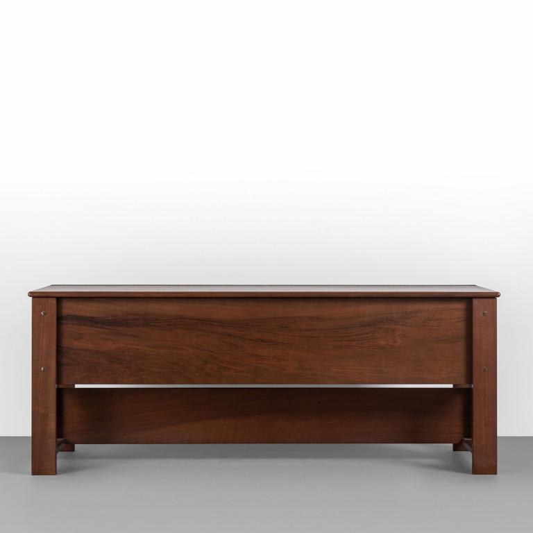 ANTONIO ROSSIN, BERNINI, anni '70 Una: ANTONIO ROSSIN, BERNINI, anni '70 Una cassapanca modello 352. Legno impiallacciato noce, piano a ribalta, divisorio centrale. Cm 63 (h) x 165 x 45. A chest, 352 model. Walnut venered wood, with top fl