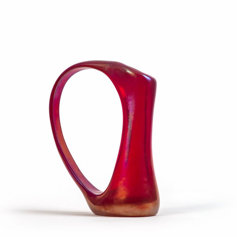 GIORGIO FERRO, A.Ve.M., circa 1955 Un vaso: GIORGIO FERRO, A.Ve.M., circa 1955 Un vaso "ansa volante" in vetro rosso iridato. Altezza cm. 26 An "ansa volante" (flying handle) vase in red iridescent glass. H. 26 cm.