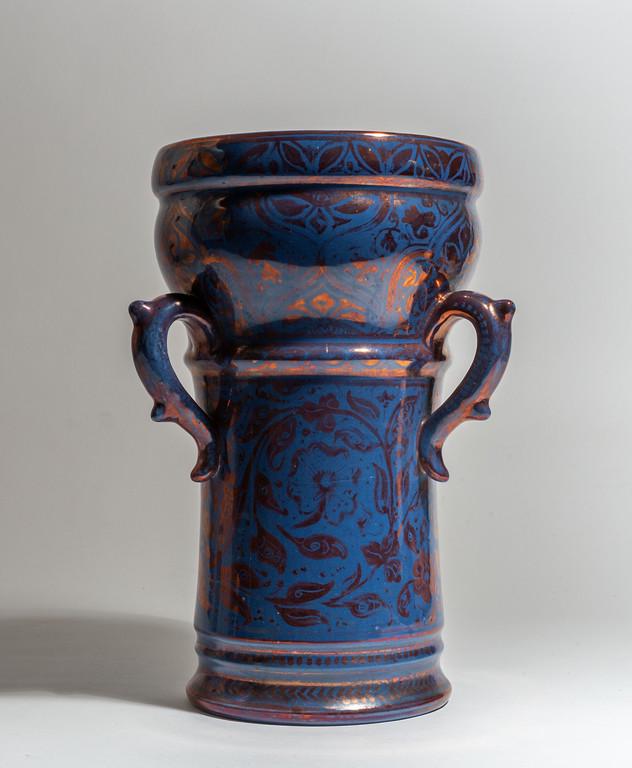 MAIOLICHE ARTISTICHE CANTAGALLI, inizi '900.: MAIOLICHE ARTISTICHE CANTAGALLI, inizi '900. Un vaso in stile Ispano-moresco. Formatura al tornio, decoro eseguito a mano. Altezza cm 31.