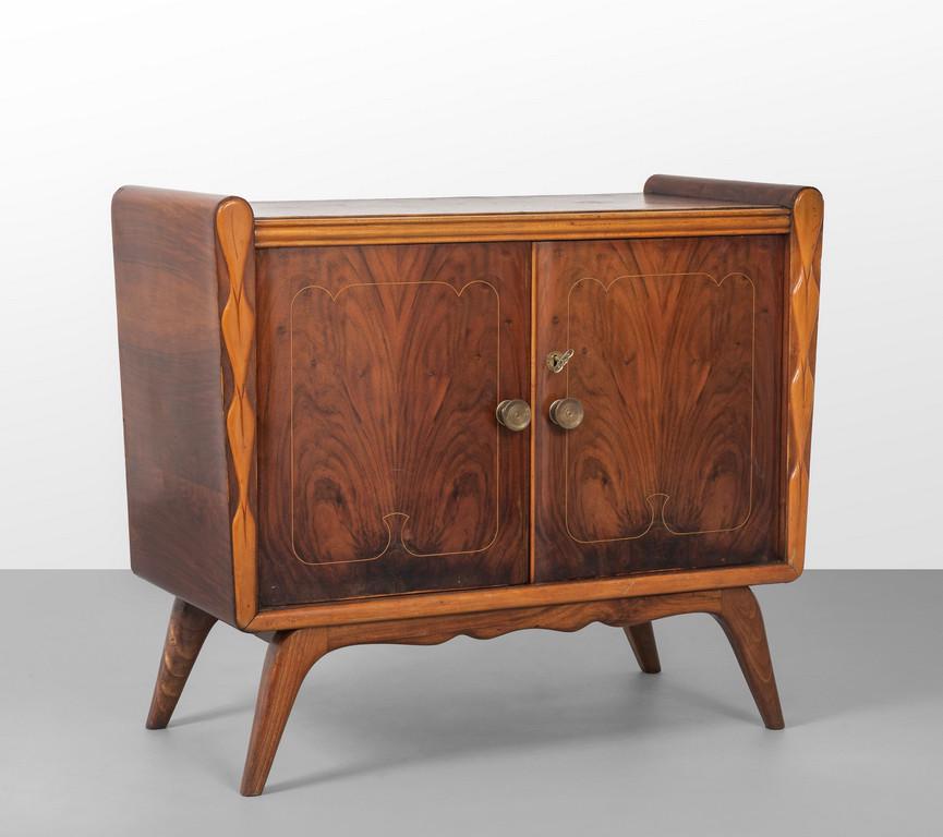 UN MOBILE-BAR, anni '30.  Legno di noce, legno (1 of 3)