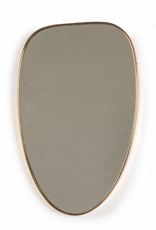 UNO SPECCHIO DA PARETE, anni '50. Ottone,: UNO SPECCHIO DA PARETE, anni '50. Ottone, cristallo argentato. Cm 72 x 48