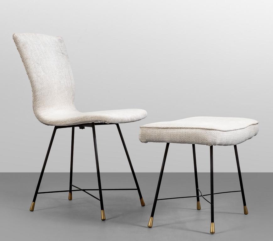 AUGUSTO BOZZI, FRATELLI SAPORITI, anni '50 Una: AUGUSTO BOZZI, FRATELLI SAPORITI, anni '50 Una sedia e uno sgabello. Supporto di acciaio verniciato, puntali di ottone, parti imbottite rivestite in tessuto. Sedia: altezza 82, larghezza 42, profondit