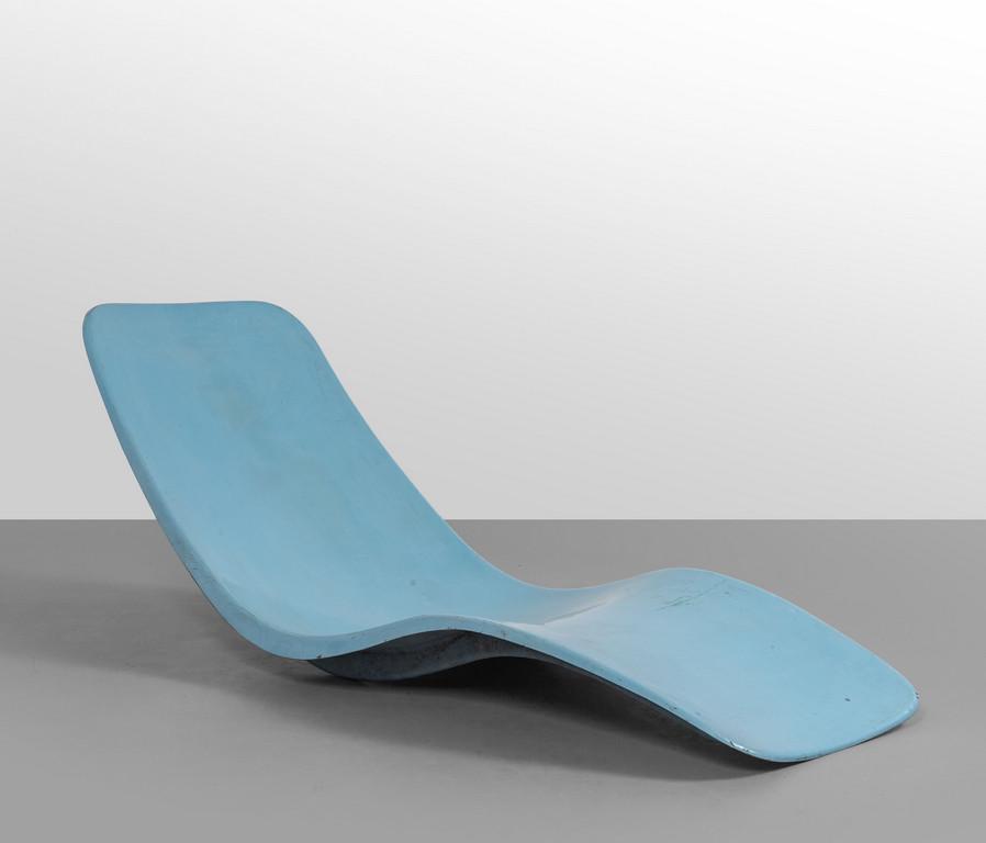 CHARLES ZUBLENA, anni '60. Una chaise-longue: CHARLES ZUBLENA, anni '60. Una chaise-longue 'Eurolax R1'. Vetroresina. Altezza 59, larghezza 60, lunghezza 160.