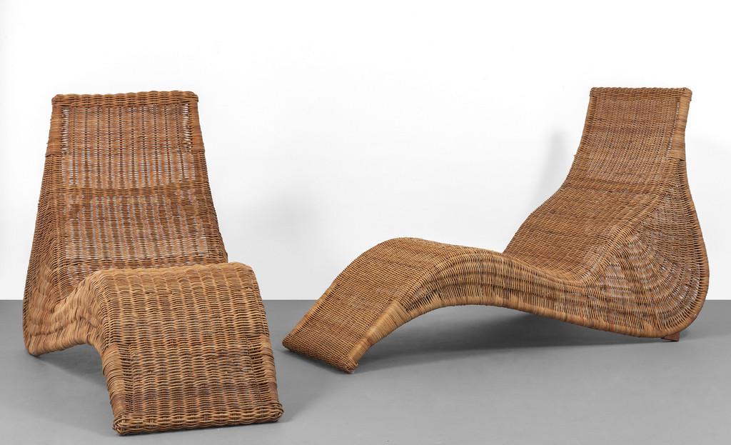DUE CHAISES-LONGUES, anni '60. Rattan,: DUE CHAISES-LONGUES, anni '60. Rattan, midollino. Altezza cm 88, larghezza 64, lunghezza 146.